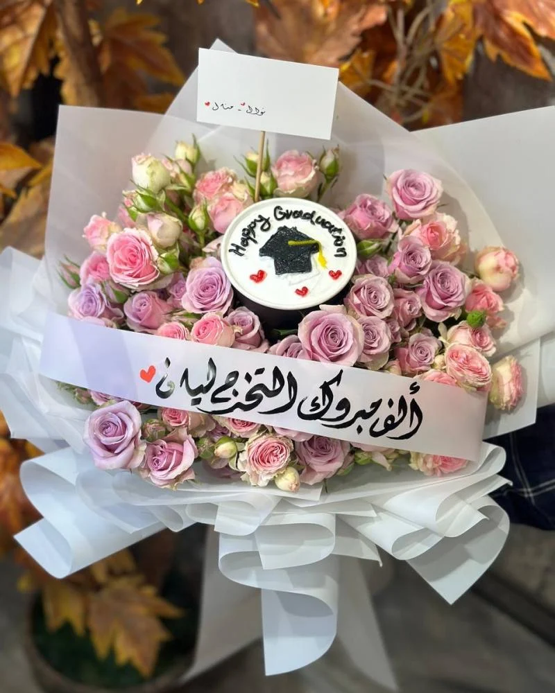 كوب كيك مع إمكانية تغيير العبارة والرسمة منسق ب تشكيلة ألوان منسقة مع إمكانية كتابة عبارة على الشريطة